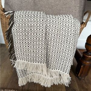 Woven textural Throw
Brown / Cream - Threshold™ designed with Studio McGee